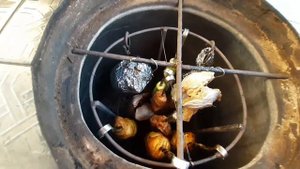 Много еды из тандыра для большой компании.