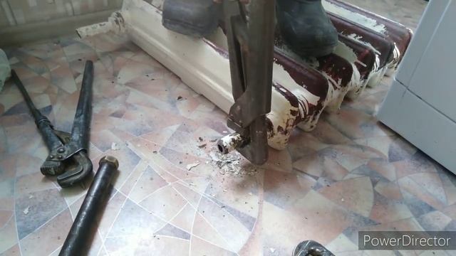 #сгонвбатарее Как выкрутить старый, ржавый сгон. смотреть онлайн