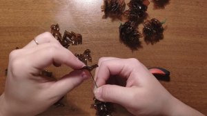 Новогодние поделки: шишки для декора из пластиковых бутылок (мастер-класс)