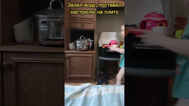 Учу детей готовить через игру. Ч.1. Кирилл готовит суп #кухняпонарошку, #готовимсдетьми, #shorts