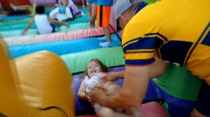 Дети играют   Видео  Дети прыгают  на батуте