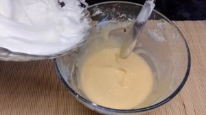 Нежнейший бисквитный рулет с персиками