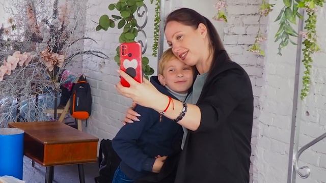 Реклама одежды и магазина мармелада от академии моделей и блогеров ECOLE смотреть онлайн