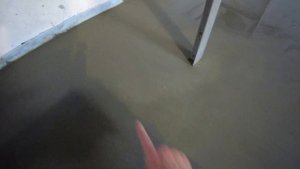 Рабочие накосячили! Что не так с полусухой стяжкой? Залили пол водой и все стало ясно