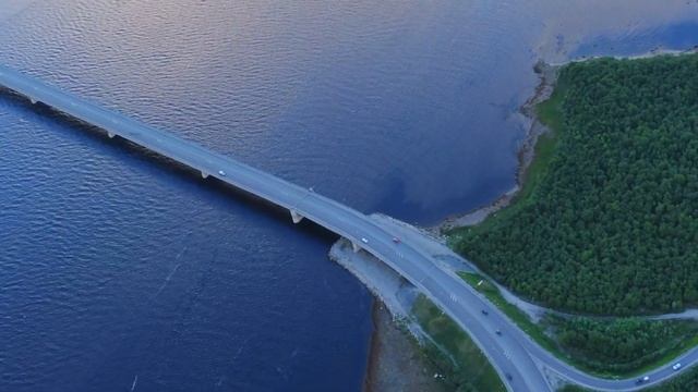 Мурманск. Мост через Кольский залив - длина 2500 метров, проезжая часть моста - 18,0 м,