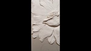 Красивый объемный цветок из гипса для интерьера