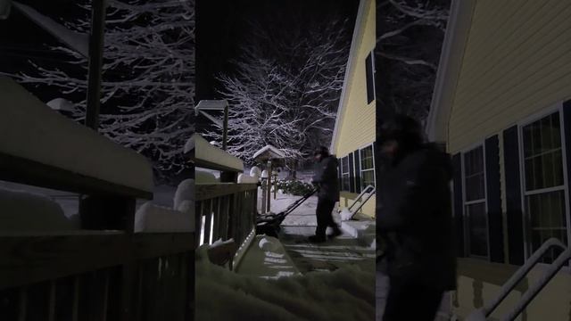 Greenworks Commercial 82SN22 snowblower with wet heavy snow on the deck. 82v Battery powered смотреть онлайн