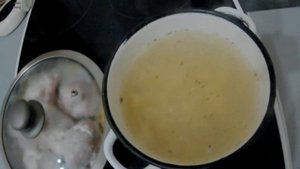 Бескостные бедрышки с рожками в сливочно-чесночном соусе