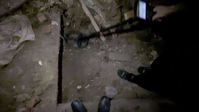 поиск старины в заброшенном доме , девушки кладоискатели