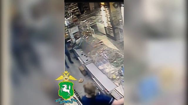 В Томске оперативники задержали налётчика, напавшего на продавца магазина с кирпичом