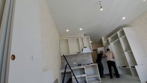 Монтаж кухни и шкафа со встроенным холодильником в студии! Installation of the kitchen in the studi