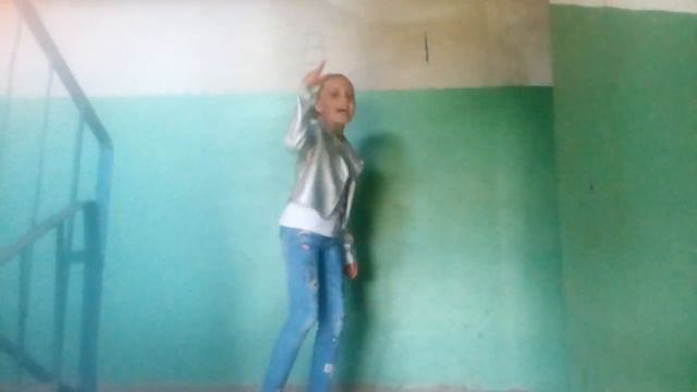 Алиса Прекрасная классно круто читает рэп для друзей. Девочка классно читает рэп о жизни. смотреть онлайн