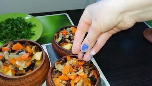 Потрясающее мясо в горшочке.