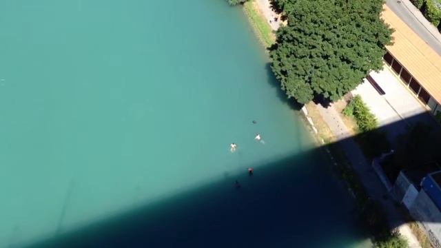 Впервые вижу город, где по реке плывут местные жители смотреть онлайн