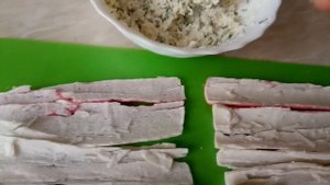 Оригинальная закуска из крабовых палочек - крабовые рулетики: просто, вкусно и красиво