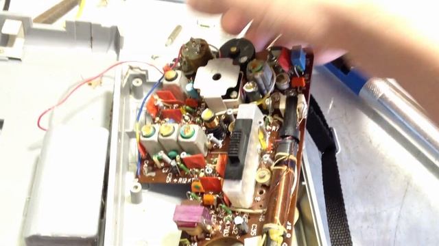 Нет звука в радиоприемнике.Замена оксидных конденсаторов. смотреть онлайн