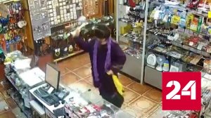 Пенсионерка с топором устроила погром в ржевском магазине - Россия 24