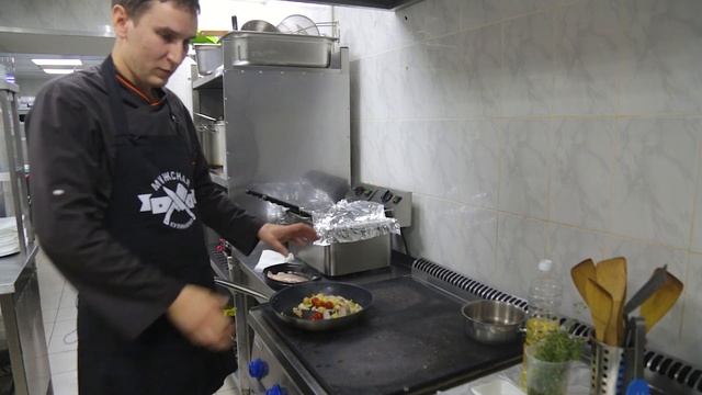 Рыба сибас с томлеными овощами [Мужская Кулинария] смотреть онлайн