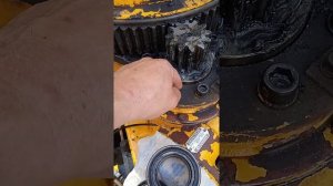 SOOSAN 736L  редуктор поворотной колонны. Установил тавотницу для смазки подшипника