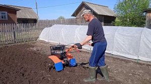 Мотоблок в огороде, готовим грядки к посадке.