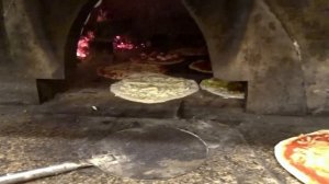 Francesco, pizzaiolo dagli anni 60 nella Storica Pizzeria _Ivo a Trastevere_ a Roma ??