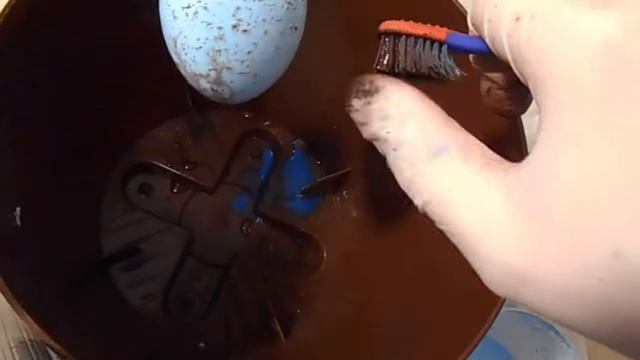 Поделка к Пасхе. Красим яйца щеткой.