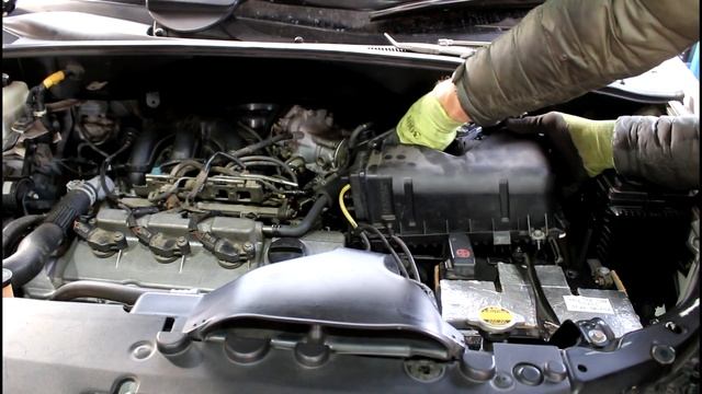 Замена пересохших патрубков вентиляции на Toyota Harrier MCU30 Тойота Харриер 2004 года смотреть онлайн