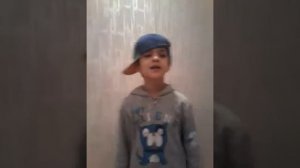 Мелкий мальчик поет Майкла Джексона ))