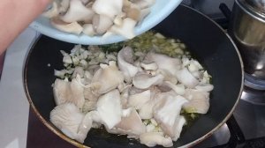 come fare le orecchiette fatte in case con i funghi pleurotus