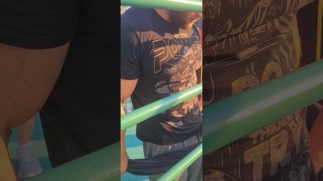 Андрей Смаев пробует упражнения с полотенцем.
