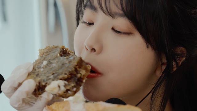 ASMR 통벌꿀집+직접만든 카이막 먹방!(꾸덕꾸덕 끈적한 소리👍)Honeycomb+Kaymak mukbang Eating Sounds смотреть онлайн