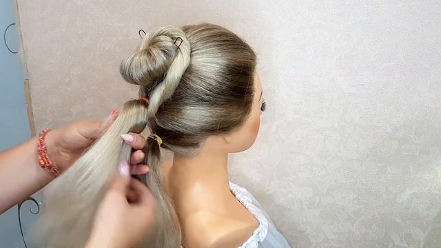 Стильный низкий пучок в 2023 года / Учебник по прически смотреть онлайн