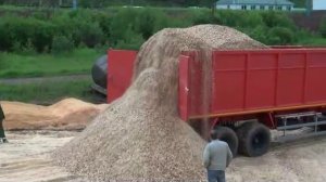 Разгрузка щепы полуприцепом самосвалом производства САВ (semitrailer tipper)