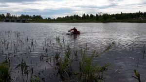 Honda trx680 плывет по реке