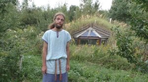 Полузаглубленный обвалованный дом