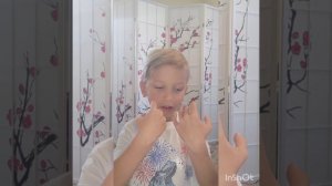 Олаф рассказывает историю Эльзы и Анны.