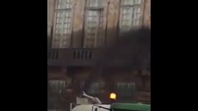 Во Франции протестующие залили говном  здание центрального муниципалитета в Париже