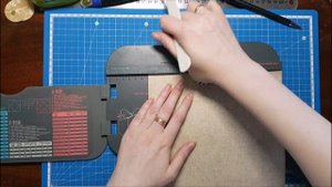 Создание конвертов на доске WeR memory Keepers и установка магнитов на конверт