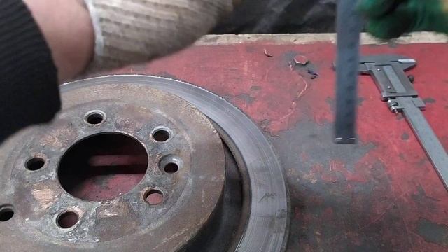 Измерение износа тормозного диска штангенциркулем с глубиномером (колумбус).