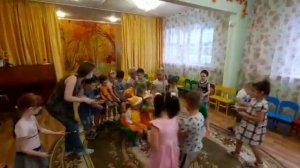 Музыкальная игра «Сидят белки на тележке»