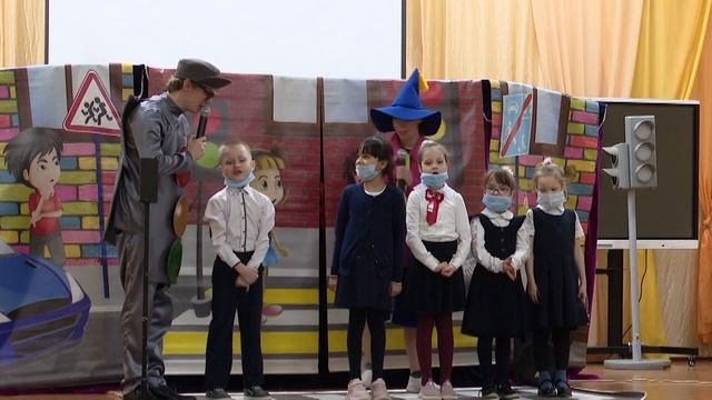 443 учащихся стали участниками театрализованного представления по ПДД смотреть онлайн