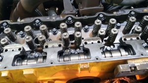 Техпривет. Вопрос-ответ. С каким моментом протягивать головку CAT C15, C16 и С18.