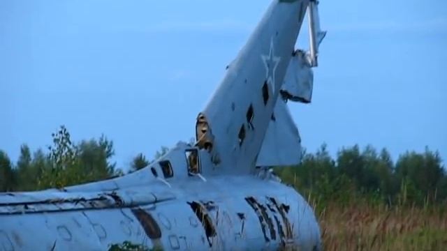 Брошенный самолёт СУ-7 в поле на полигоне Старатель. «Нижнетагильский институт испытания металлов».