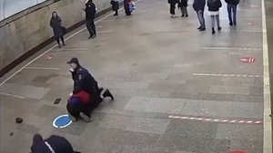 В московском метро двое мигрантов из Таджикистана напали на сотрудников полиции.