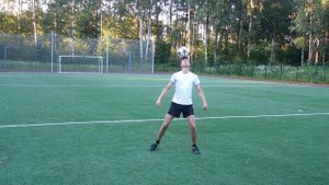 Кручение футбольного мяча на голове