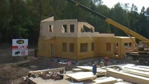 Монтаж дома из клееных деревянных панелей. CLT панели