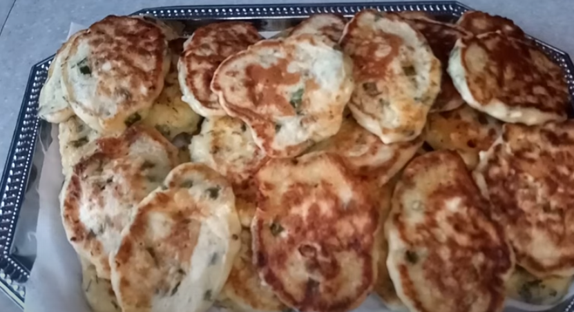 Оладьи с зелёным луком яйцом и творогом.Ленивые пирожки на кефире