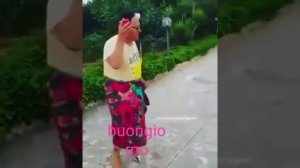 Дядька Танцует женские танцы смешно пожрать!