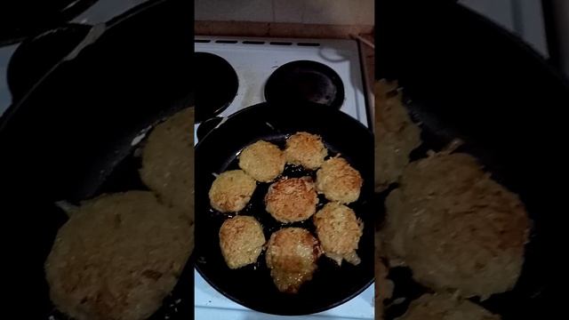Картофельные драники со сметаной. #картофельныедраники #драники #приготовилдраники