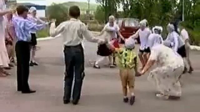 Девочка поёт голосом птиц